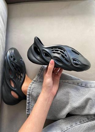 Жіночі кросівки adidas yeezy foam runner black (no logo)