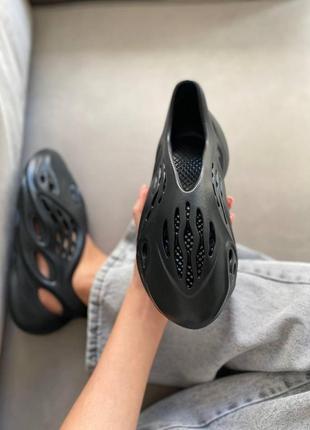 Жіночі кросівки adidas yeezy foam runner black (no logo)3 фото