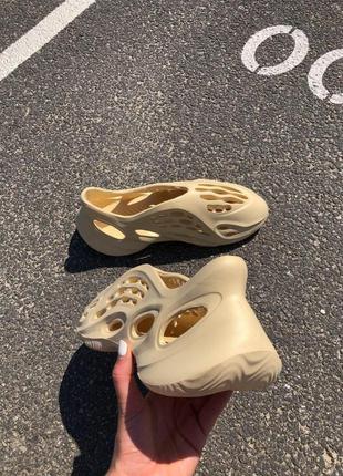 Женские кроссовки  adidas yeezy foam runner beige (no logo)8 фото