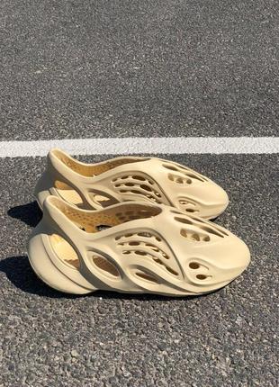 Женские кроссовки  adidas yeezy foam runner beige (no logo)7 фото