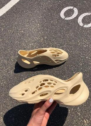 Женские кроссовки  adidas yeezy foam runner beige (no logo)6 фото