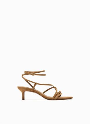 Босоніжки на підборах з шкіряними ремінцями zara 2350/210