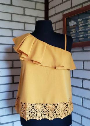 Блуза на одно плечо с оборкой 14-16 р-ру.