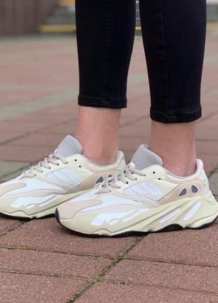 Женские кроссовки  adidas yeezy boost 700 v24 фото