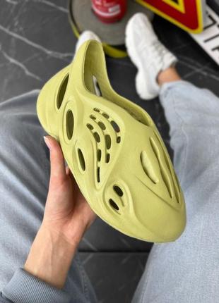 Женские кроссовки yeezy foam runner green кроссовки изы фом раннер зеленые тапочки шлепанцы