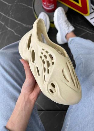 Женские кроссовки yeezy foam runner milk кроссовки изы фом раннер молочные тапочки шлепанцы