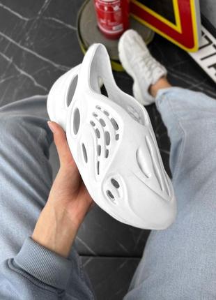 Женские кроссовки yeezy foam runner white кроссовки изы фом раннер белые тапочки шлепанцы