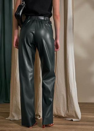 Стильні класичні жіночі штани з еко-шкіри прямого крою, однотонні трендові шкіряні штани4 фото