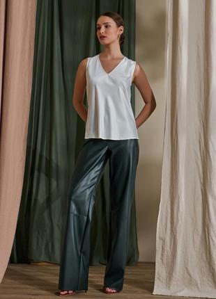Стильні класичні жіночі штани з еко-шкіри прямого крою, однотонні трендові шкіряні штани3 фото