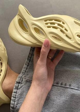 Женские кроссовки adidas yeezy foam runner beige1 фото