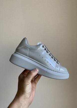 Женские кроссовки   alexander mcqueen low grey patent александр маквин