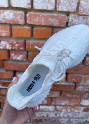 Мужские и женские кроссовки  adidas yeezy boost 350 v2 triple white1 фото