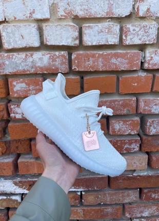 Мужские и женские кроссовки  adidas yeezy boost 350 v2 triple white2 фото