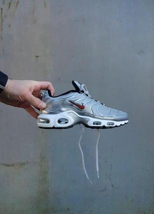 Женские кроссовки  nike air max plus tn silver red