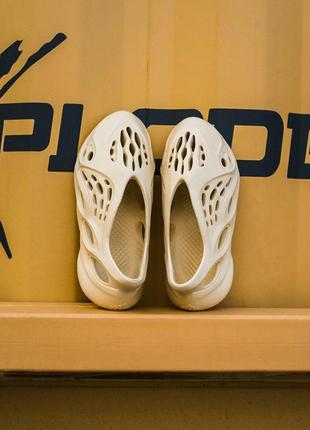 Мужские и женские кроссовки  adidas yeezy foam runner sand3 фото