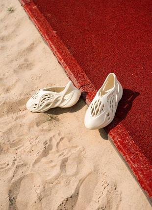 Мужские и женские кроссовки  adidas yeezy foam runner sand5 фото