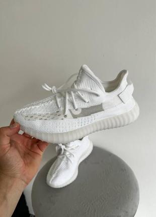 Мужские и женские кроссовки  adidas yeezy boost 350 v2 triple / white5 фото