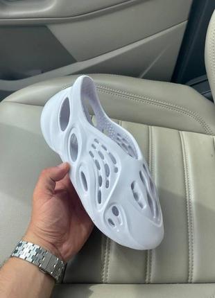 Женские кроссовки  adidas yeezy foam runner white no brand no logo