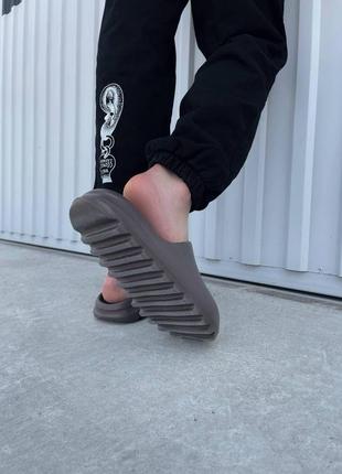 Мужские / женские шлепанцы   adidas yeezy slide soot  адидас изи слайды3 фото