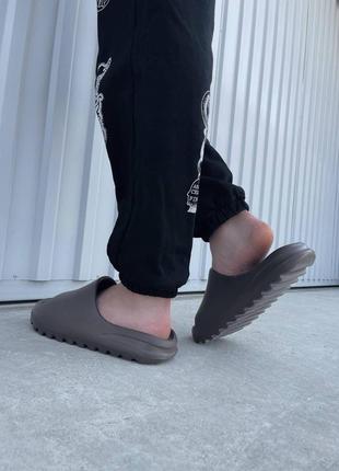 Мужские / женские шлепанцы   adidas yeezy slide soot  адидас изи слайды4 фото