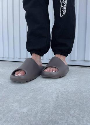 Мужские / женские шлепанцы   adidas yeezy slide soot  адидас изи слайды9 фото