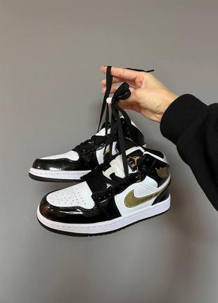 Женские кроссовки  nike air jordan 1 retro mid patent golden black