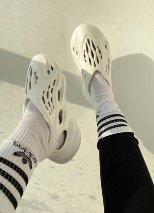 Женские кроссовки  adidas yeezy foam runner sand white (no logo)