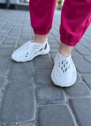 Мужские / женские кроссовки adidas yeezy foam runner white