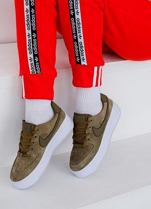 Жіночі кросівки black and pink nike air forces base 1 sage haki
