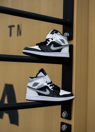 Чоловічі / жіночі кросівки nike air jordan 1 retro mid black white white grey shadow