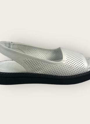 Женские кожаные босоножки на низком ходу белые сандали с перфорацией 22 corta mussi 2811