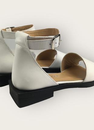 Женские кожаные босоножки на низком ходу белые сандали с закрытой пяткой 12-04 corta mussi 28243 фото