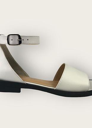 Женские кожаные босоножки на низком ходу белые сандали с закрытой пяткой 12-04 corta mussi 2824