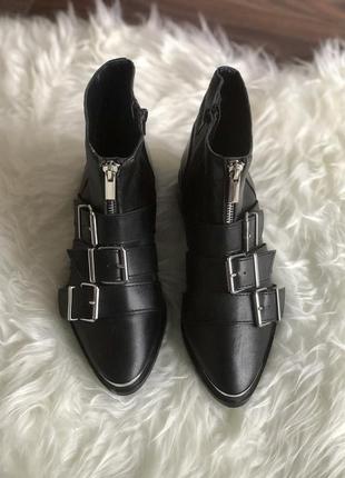 Кожаные ботинки stradivarius, черного цвета6 фото