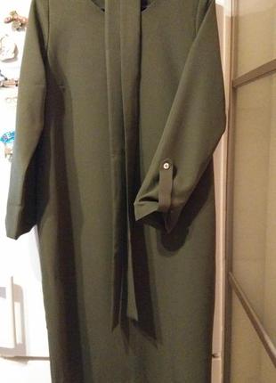 Классическое стильное деми миди платье хаки зеленое с поясом с рукавами4 фото