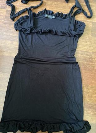 Короткое маленькое черное платье