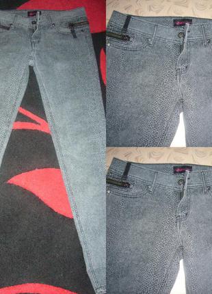 Сірі джинси з дрібним принтом1 фото