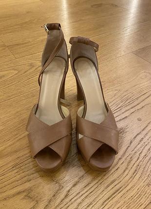 Коричневі босоніжки на платформі та підборах