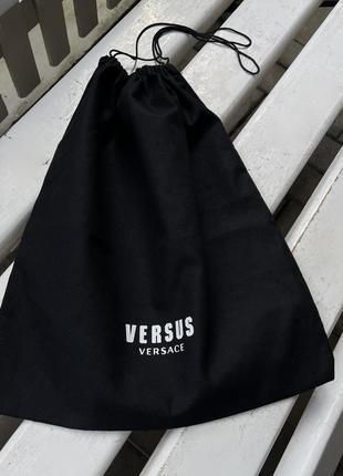 Чорний чохол пильник для одягу, взуття, сумок versus від versace