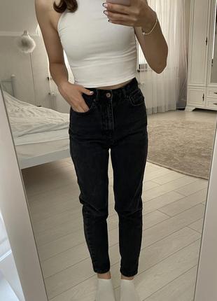 Черные джинсы фасона mom