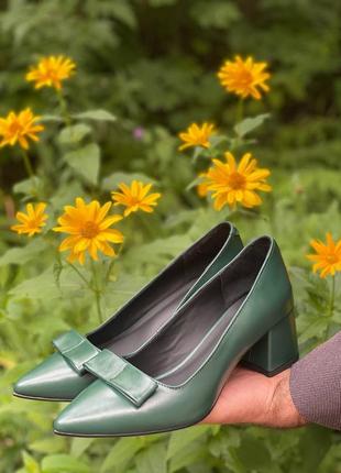 Туфли лодочки из итальянской кожи и замши женские на каблуке с бантиком зелени1 фото