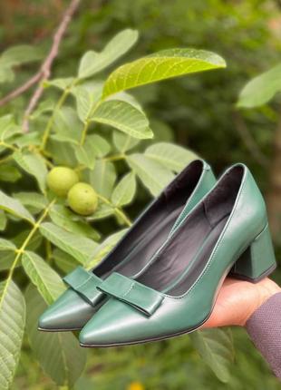 Туфли лодочки из итальянской кожи и замши женские на каблуке с бантиком зелени6 фото
