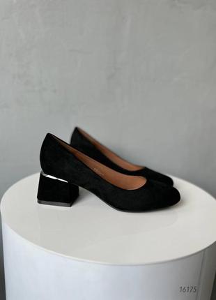 Черные замшевые классические удобные туфли на среднем толстом каблуке с круглым носком2 фото