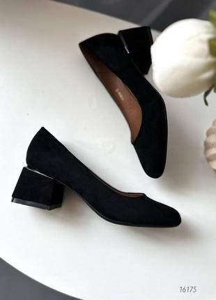 Черные замшевые классические удобные туфли на среднем толстом каблуке с круглым носком8 фото
