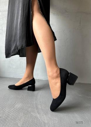 Черные замшевые классические удобные туфли на среднем толстом каблуке с круглым носком5 фото