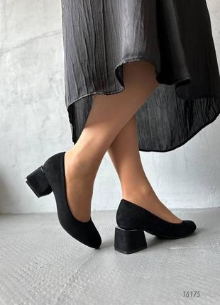 Черные замшевые классические удобные туфли на среднем толстом каблуке с круглым носком7 фото