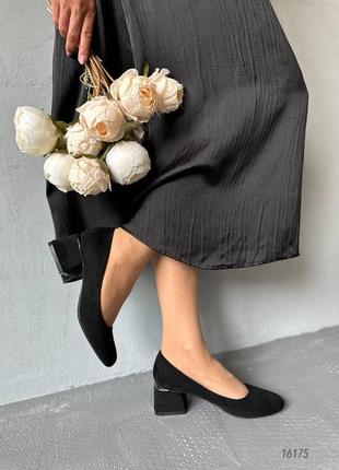 Черные замшевые классические удобные туфли на среднем толстом каблуке с круглым носком10 фото