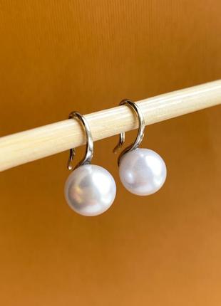Сережки з перлинками в класичному стилі. сережки перлини сріблястого кольору