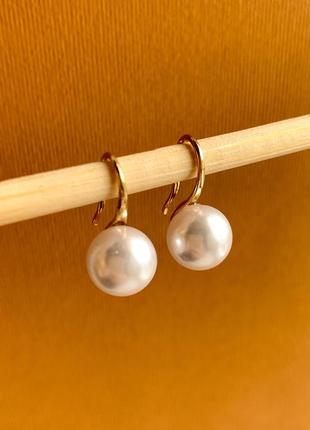 Сережки перлини класичні. сережки перлинка золотистого кольору