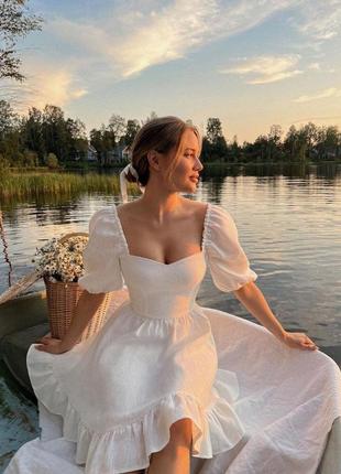 Дуже красива ніжна біла сукня